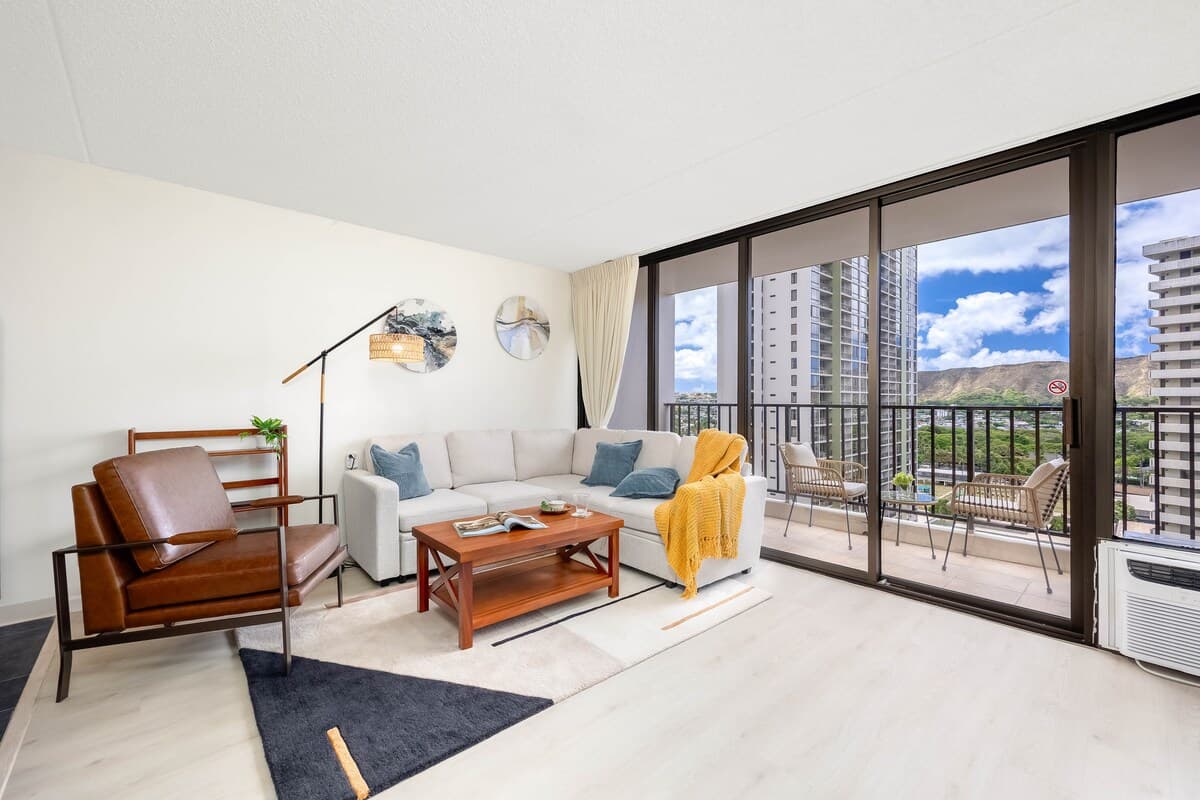 Waikiki condo w/ lanai & mountain views - Photo 5