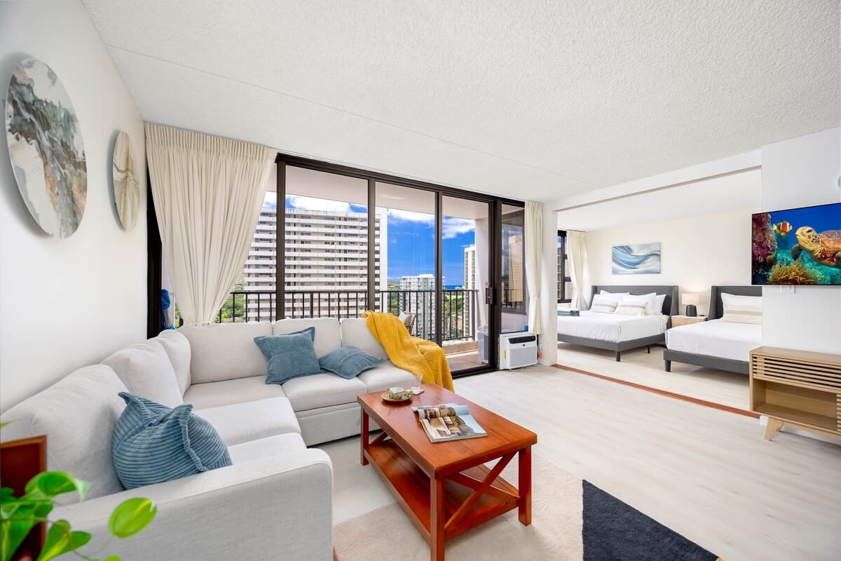 Waikiki condo w/ lanai & mountain views - Photo 4