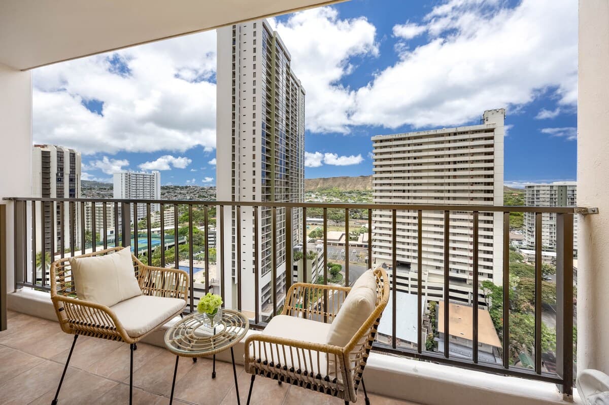 Waikiki condo w/ lanai & mountain views - Photo 3