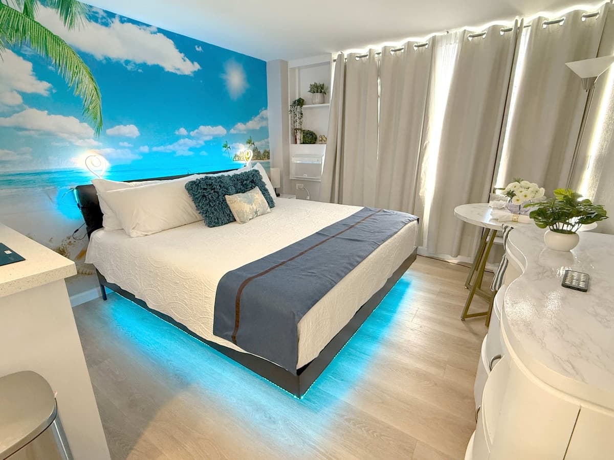 Newly Renovated Waikiki 2BR 2BA Ocean City View - Photo 2