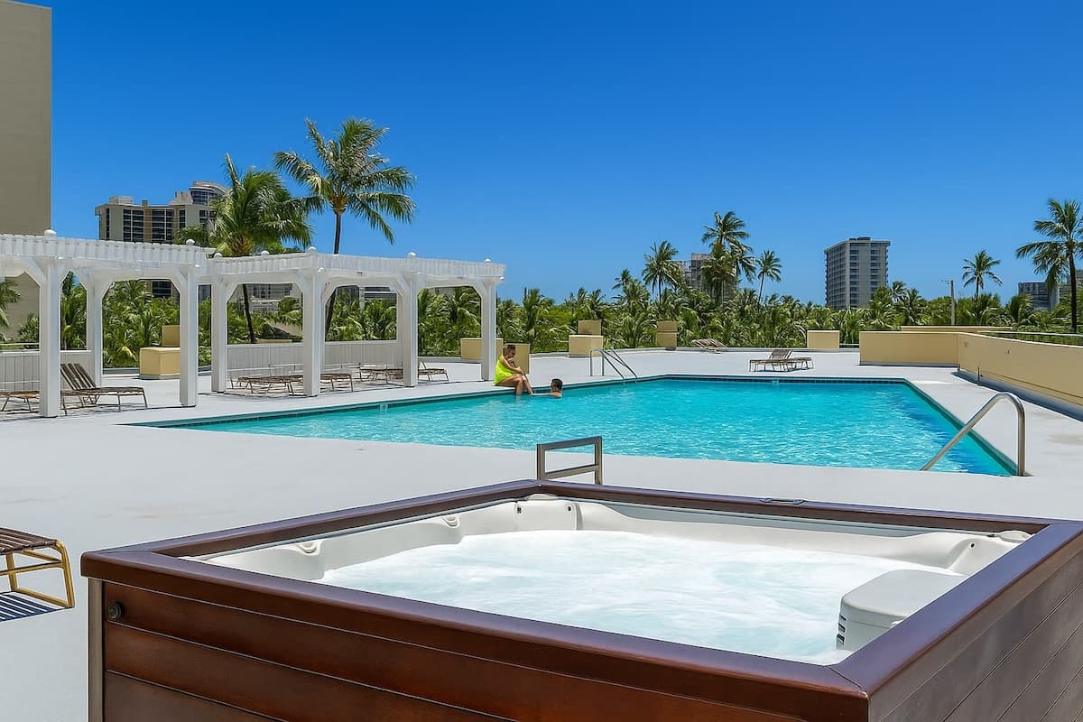 Newly Renovated Waikiki 2BR 2BA Ocean City View - Photo 4