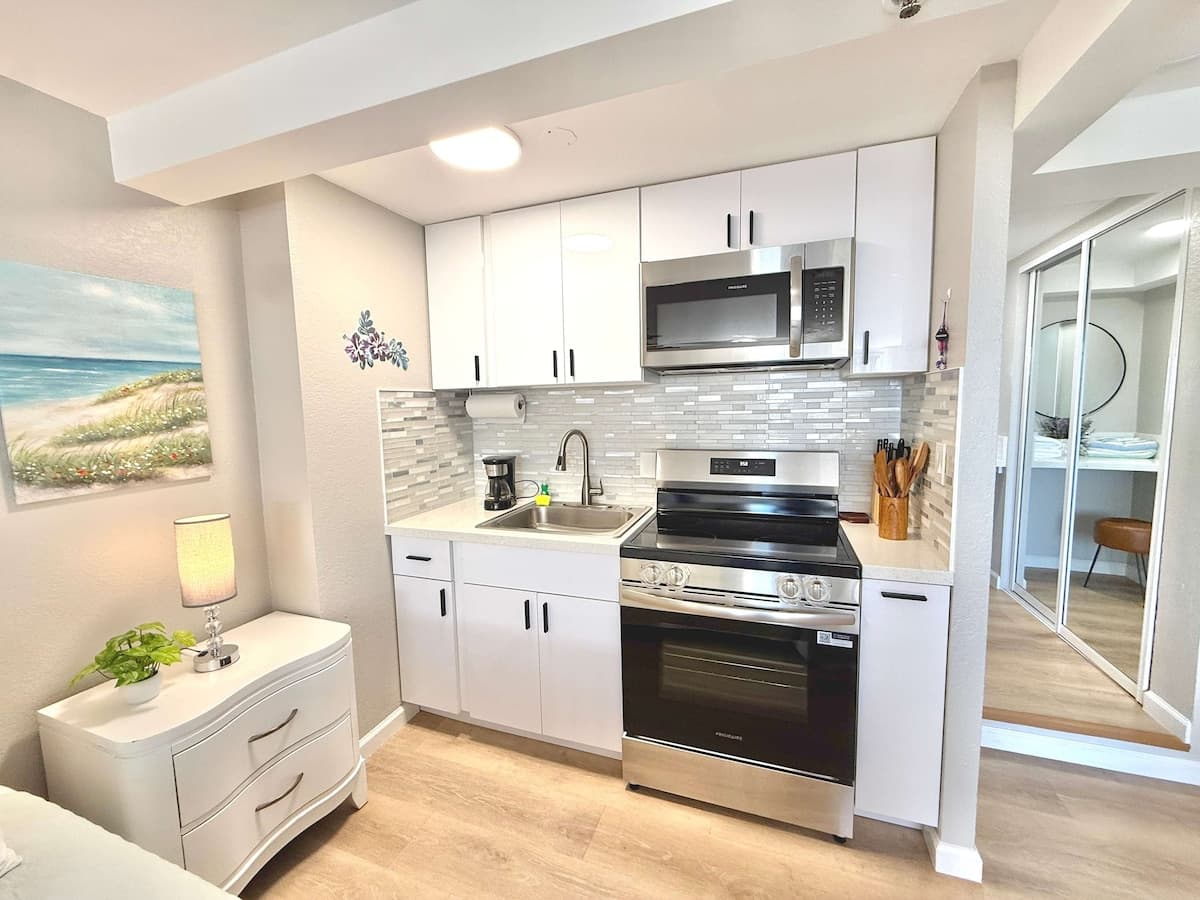 Newly Renovated Waikiki 2BR 2BA Ocean City View - Photo 5