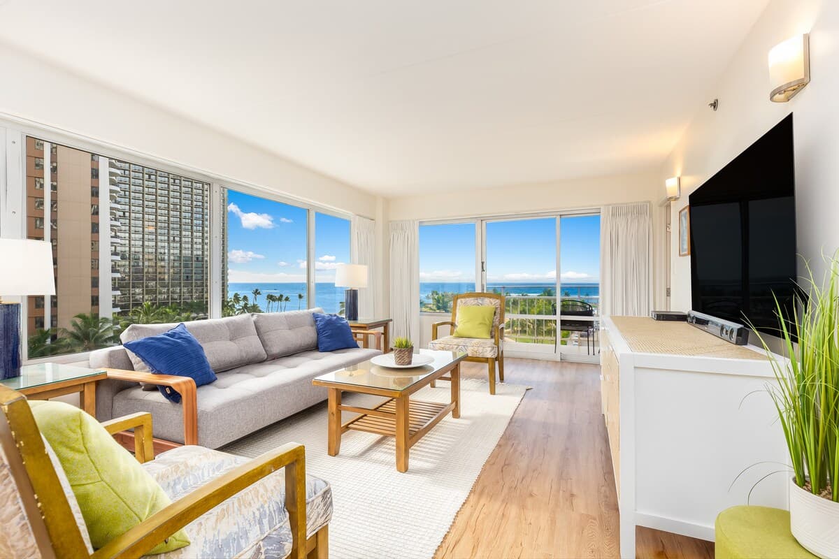 Condo in Honolulu · ★4.9 · 2 bedrooms · 4 beds · 2 private baths - Photo 4