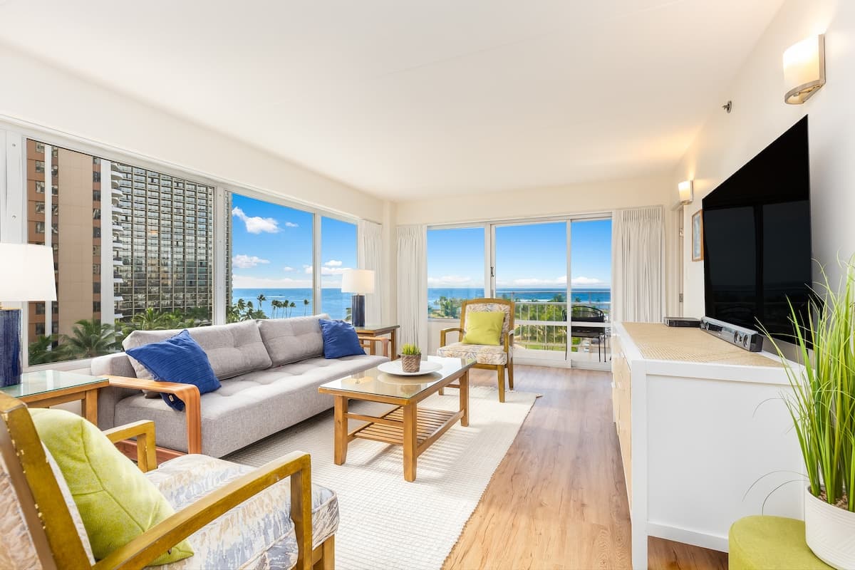 Condo in Honolulu · ★4.9 · 2 bedrooms · 4 beds · 2 private baths - Photo 3