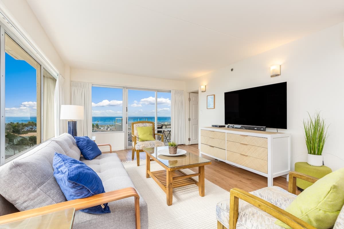 Condo in Honolulu · ★4.9 · 2 bedrooms · 4 beds · 2 private baths - Photo 2
