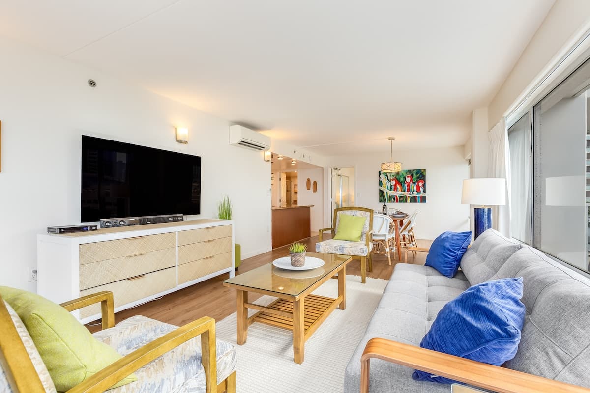 Condo in Honolulu · ★4.9 · 2 bedrooms · 4 beds · 2 private baths - Photo 5
