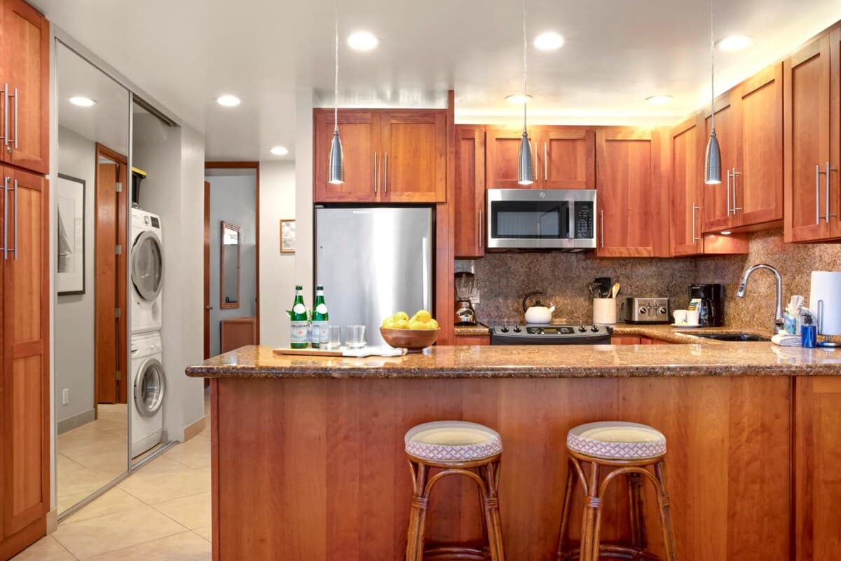 Condo in Lahaina · ★5.0 · 6 bedrooms · 9 beds · 5 private baths - Photo 5