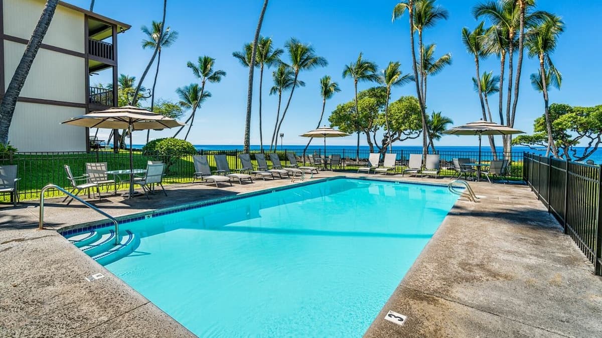 Condo in Kailua-Kona · ★4.5 · 1 bedroom · 2 beds · 1 private bath - Photo 5