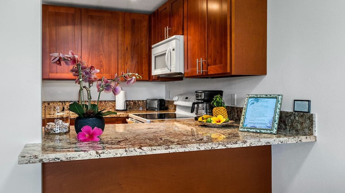 Condo in Kailua-Kona · ★4.5 · 1 bedroom · 2 beds · 1 private bath - Photo 3