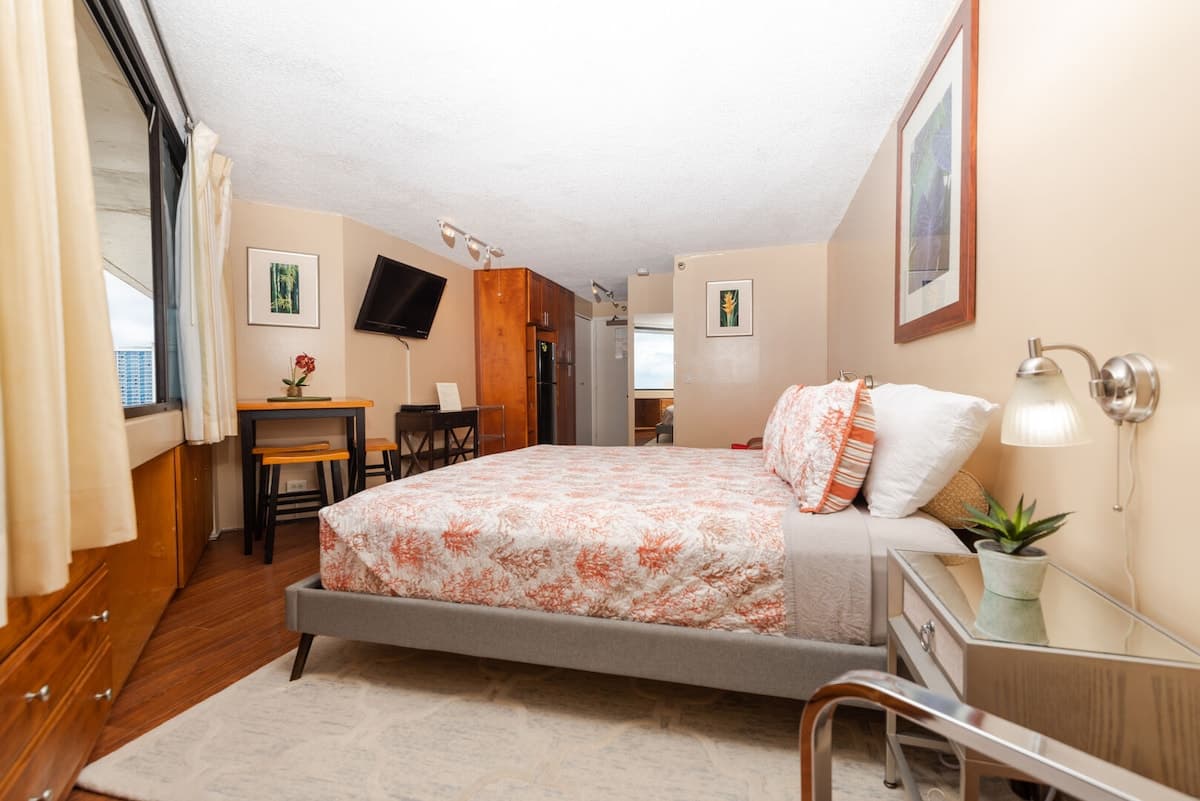 Condo in Honolulu · ★4.86 · 1 bedroom · 1 bed · 1 private bath - Photo 4
