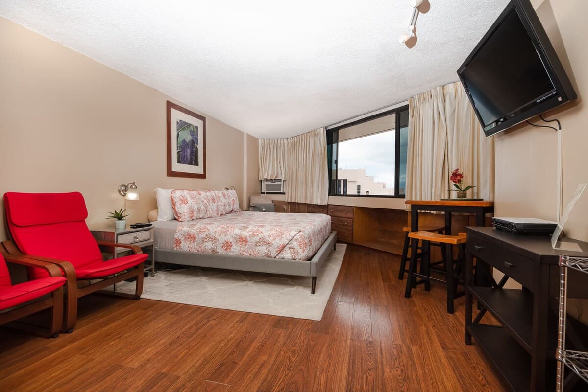 Condo in Honolulu · ★4.86 · 1 bedroom · 1 bed · 1 private bath - Photo 5
