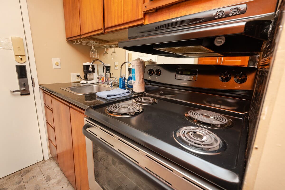 Condo in Honolulu · ★4.86 · 1 bedroom · 1 bed · 1 private bath - Photo 3