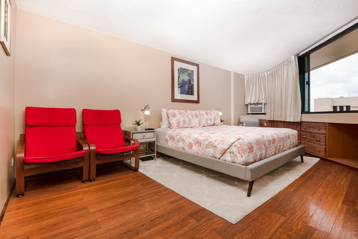 Condo in Honolulu · ★4.86 · 1 bedroom · 1 bed · 1 private bath - Photo 1
