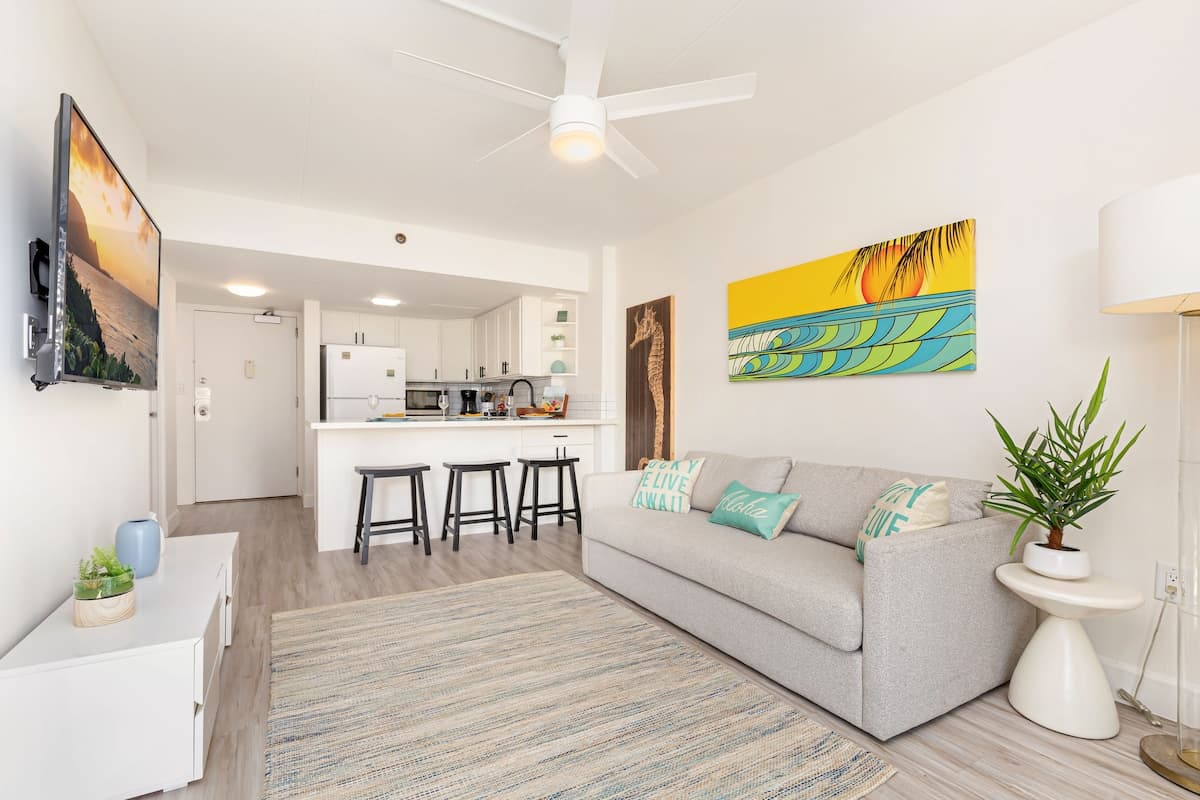 Renovated City Suite at Ilikai Steps to the Beach - Photo 2