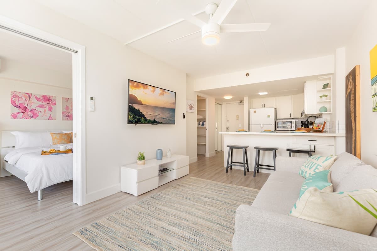 Renovated City Suite at Ilikai Steps to the Beach - Photo 5