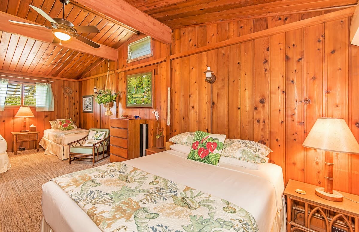 Home in Haleiwa · ★4.87 · 3 bedrooms · 7 beds · 3 private baths - Photo 3