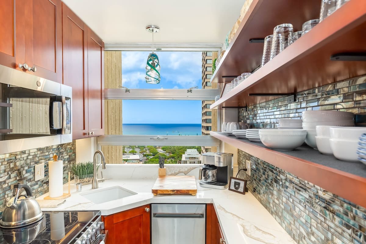 Condo in Honolulu · ★4.75 · 3 bedrooms · 3 beds · 3 private baths - Photo 4