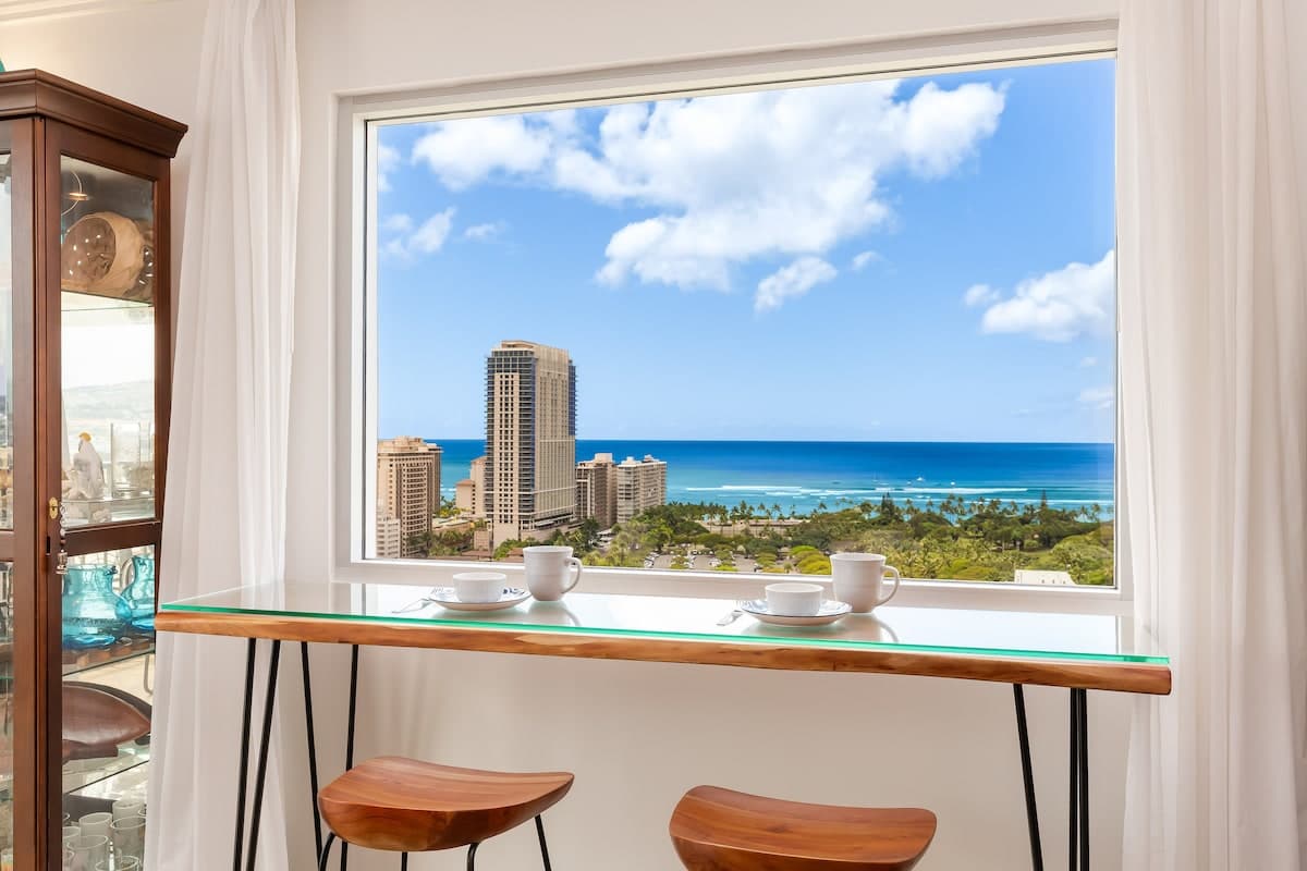 Condo in Honolulu · ★4.75 · 3 bedrooms · 3 beds · 3 private baths - Photo 1