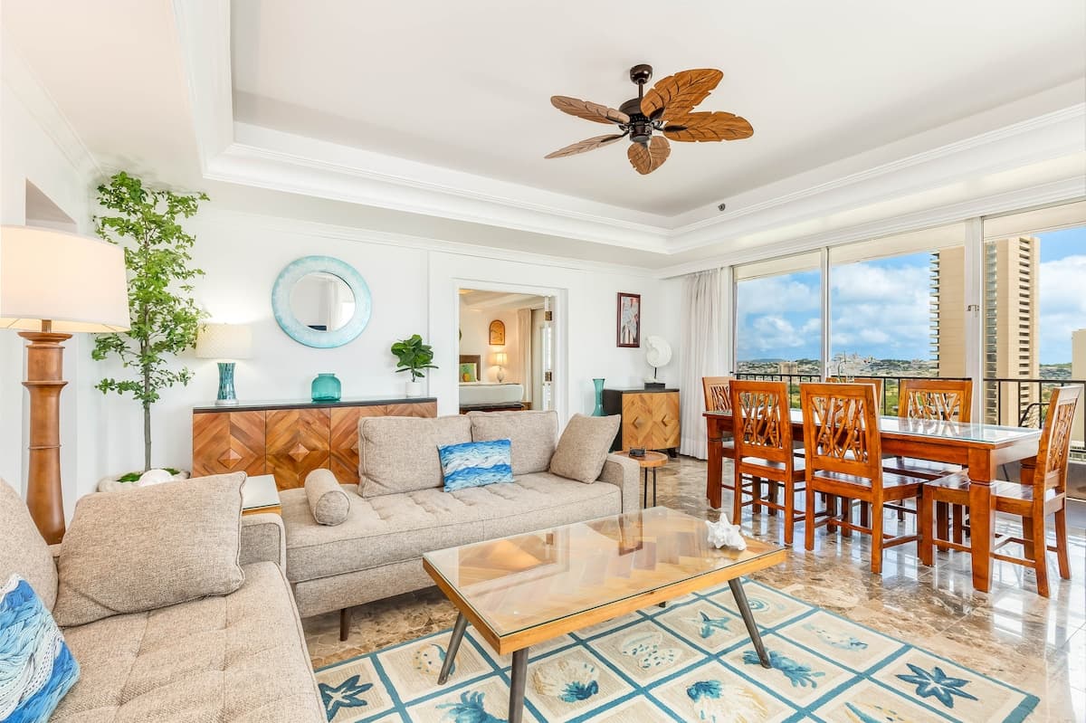 Condo in Honolulu · ★4.75 · 3 bedrooms · 3 beds · 3 private baths - Photo 3