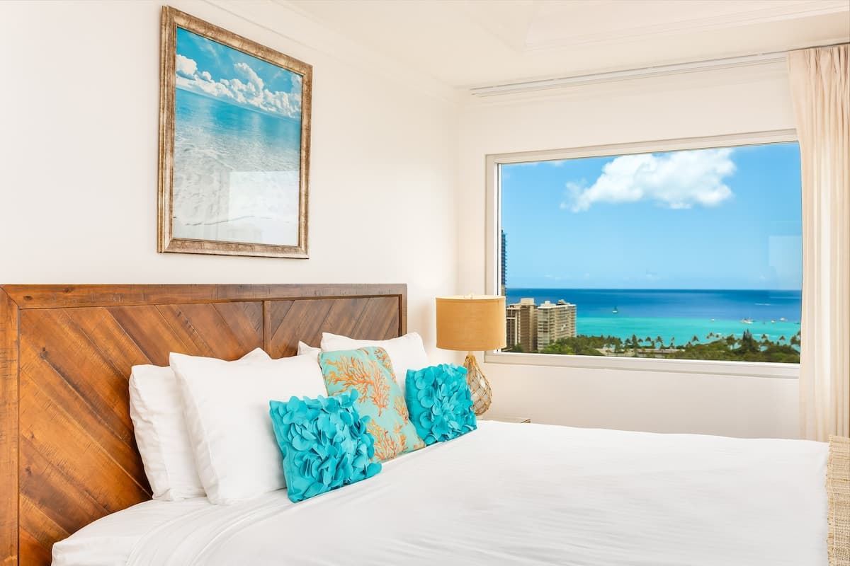Condo in Honolulu · ★4.75 · 3 bedrooms · 3 beds · 3 private baths - Photo 2