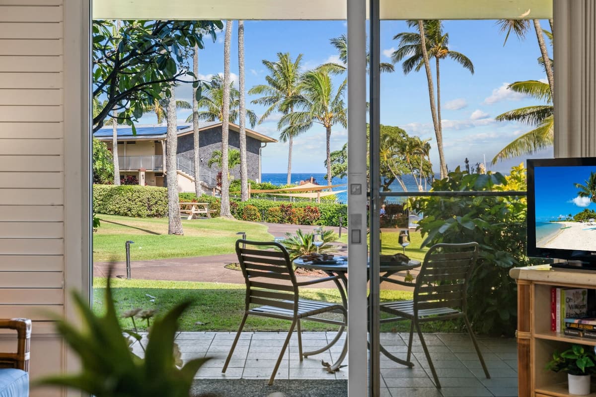 Condo in Lahaina · ★5.0 · 1 bedroom · 2 beds · 1 bath - Photo 2