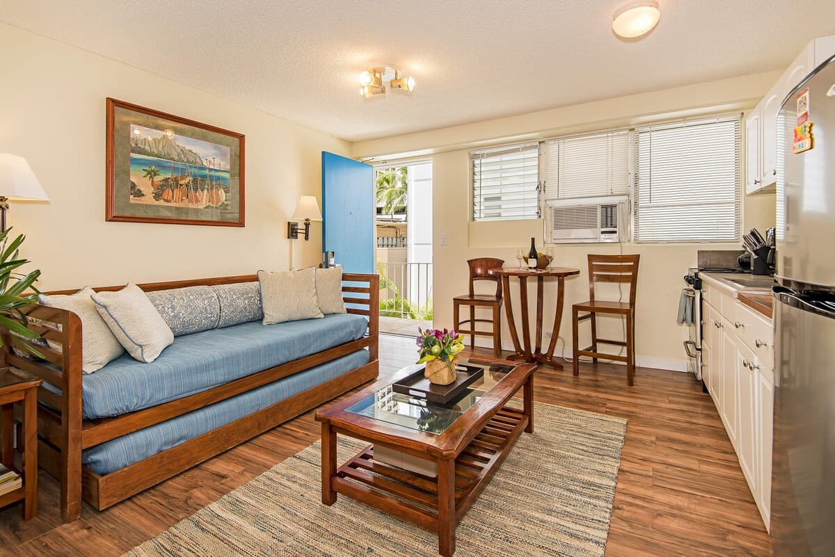 Condo in Honolulu · ★4.77 · 1 bedroom · 3 beds · 1 private bath - Photo 2