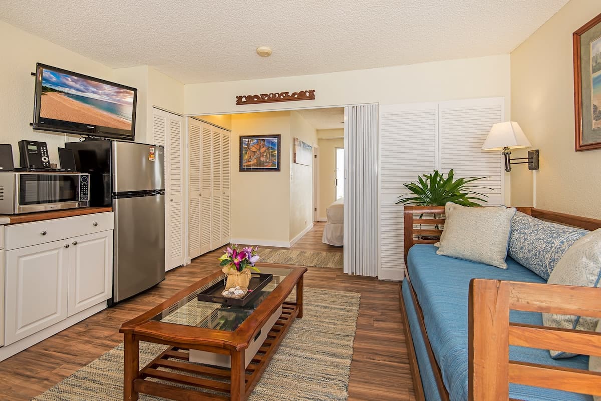 Condo in Honolulu · ★4.77 · 1 bedroom · 3 beds · 1 private bath - Photo 4