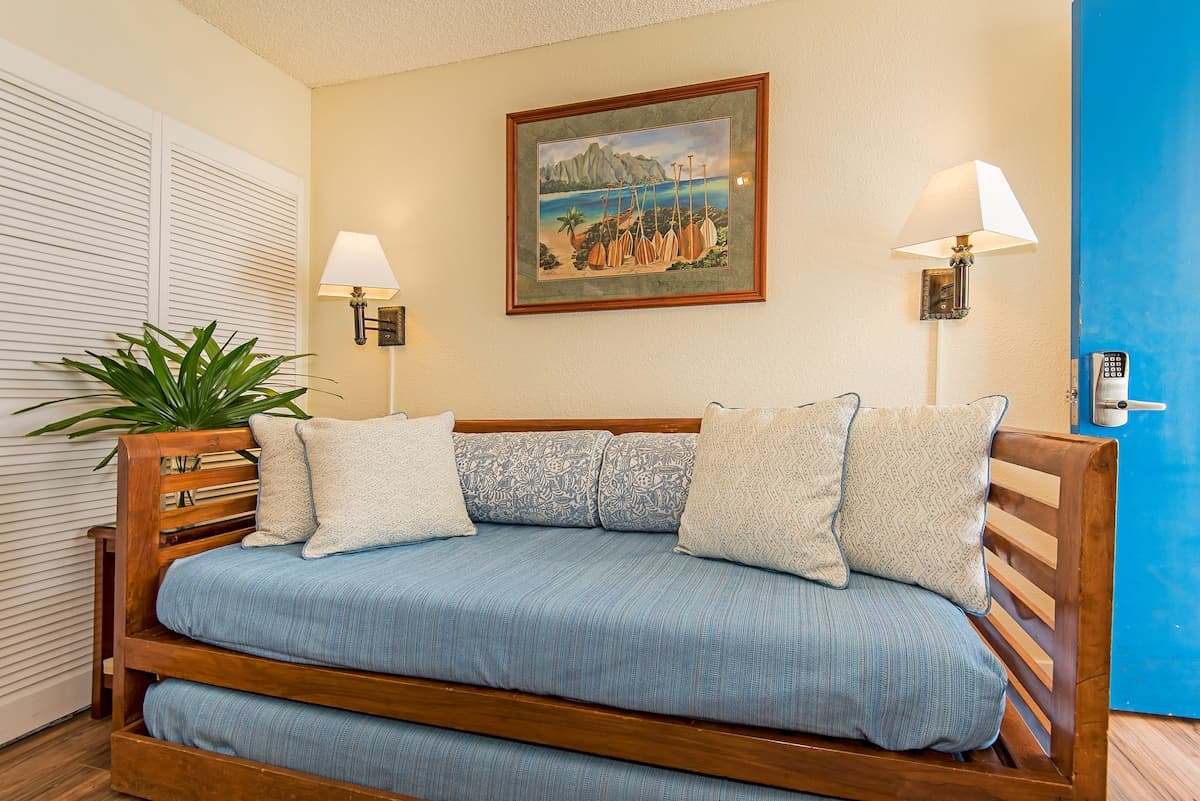 Condo in Honolulu · ★4.77 · 1 bedroom · 3 beds · 1 private bath - Photo 3