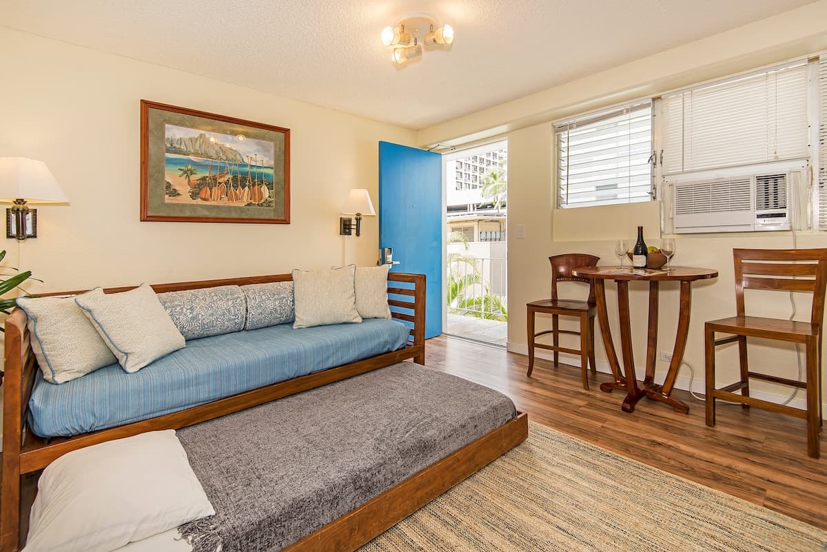 Condo in Honolulu · ★4.77 · 1 bedroom · 3 beds · 1 private bath - Photo 5