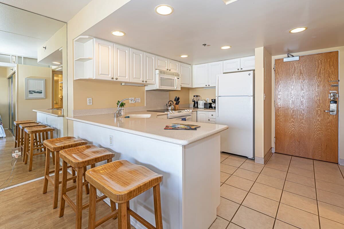 Condo in Honolulu · ★4.82 · 1 bedroom · 3 beds · 1 private bath - Photo 5