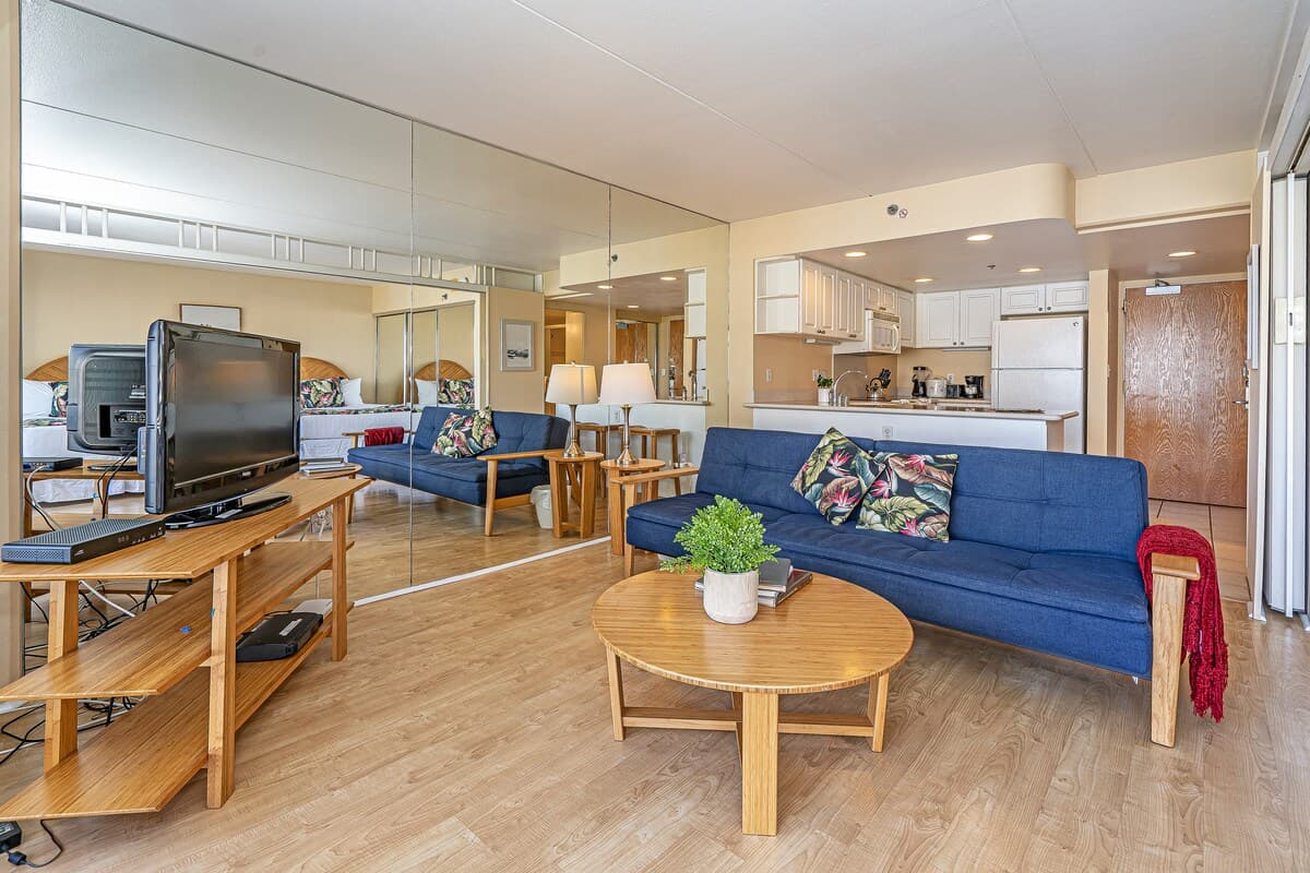 Condo in Honolulu · ★4.82 · 1 bedroom · 3 beds · 1 private bath - Photo 3