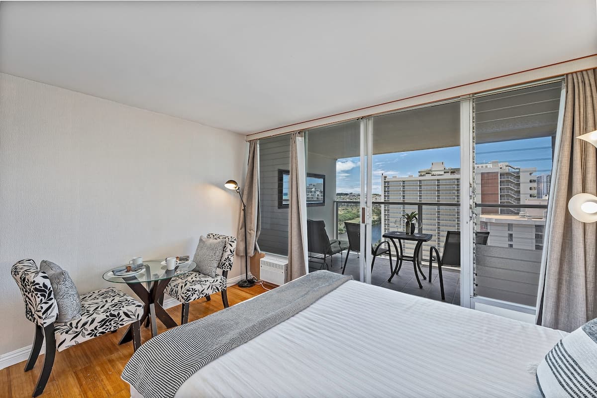 Condo in Honolulu · ★4.67 · Studio · 2 beds · 1 private bath - Photo 4