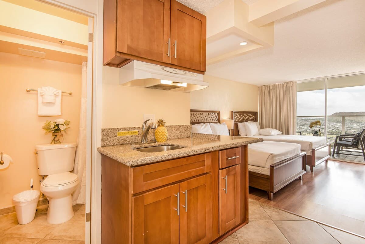 Condo in Honolulu · ★4.86 · Studio · 2 beds · 1 private bath - Photo 5