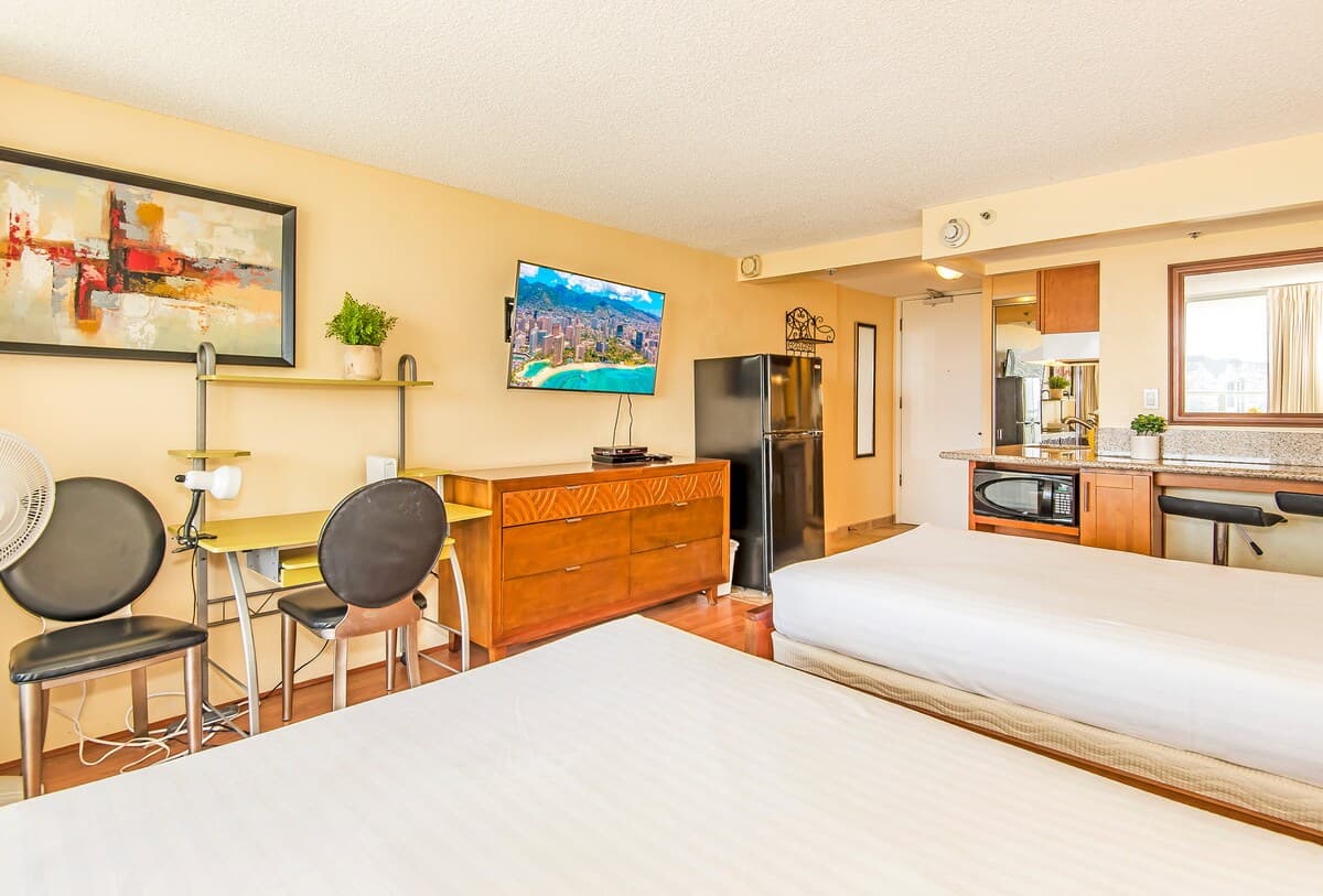 Condo in Honolulu · ★4.86 · Studio · 2 beds · 1 private bath - Photo 3