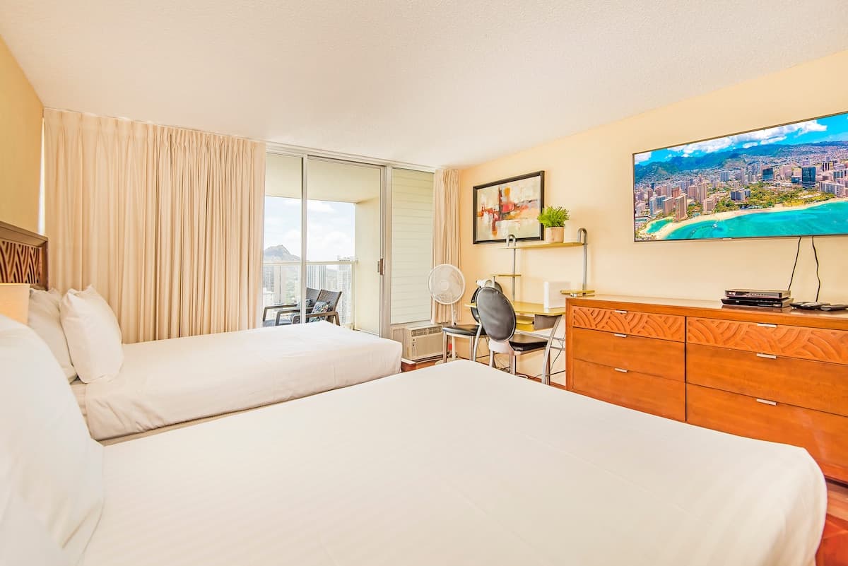 Condo in Honolulu · ★4.86 · Studio · 2 beds · 1 private bath - Photo 1