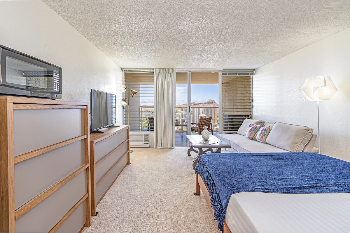 Condo in Honolulu · ★4.75 · Studio · 2 beds · 1 private bath - Photo 3