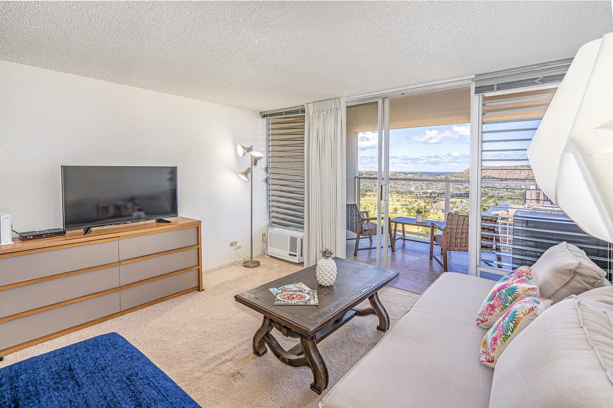 Condo in Honolulu · ★4.75 · Studio · 2 beds · 1 private bath - Photo 2