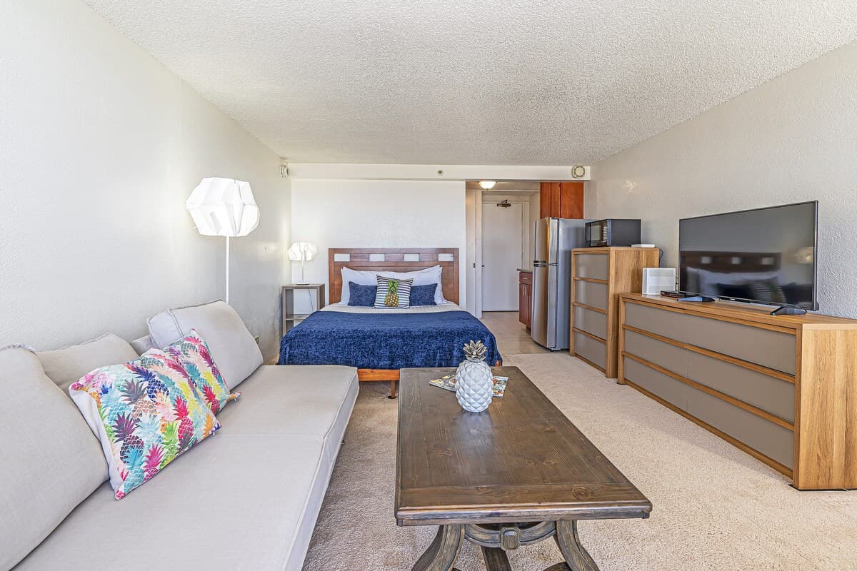 Condo in Honolulu · ★4.75 · Studio · 2 beds · 1 private bath - Photo 5
