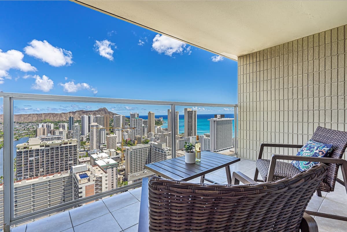 Condo in Honolulu · ★4.75 · Studio · 2 beds · 1 private bath - Photo 1