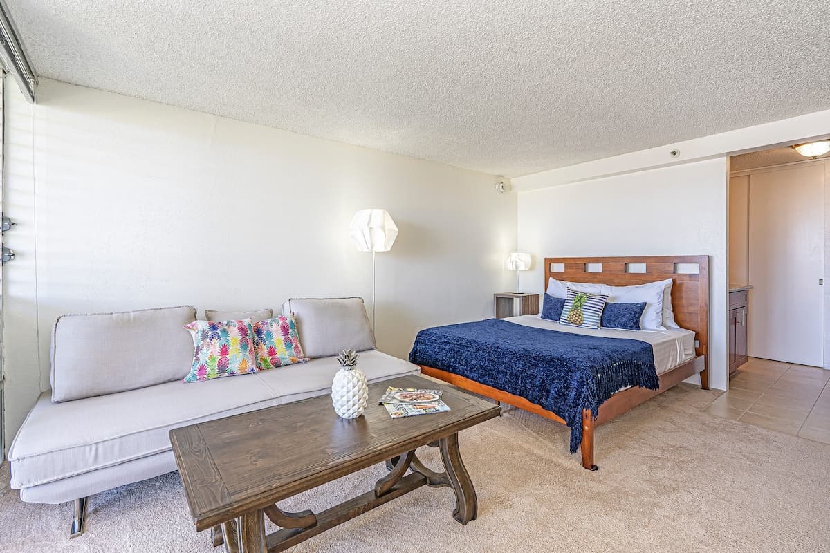 Condo in Honolulu · ★4.75 · Studio · 2 beds · 1 private bath - Photo 4