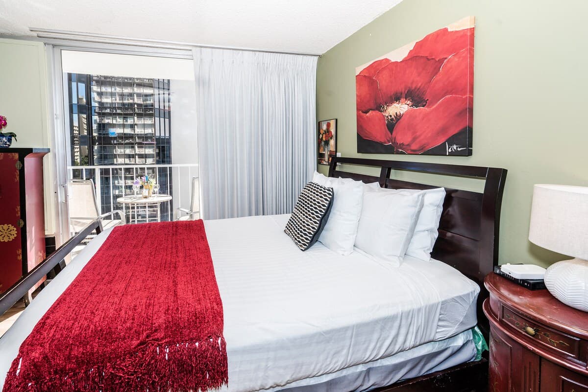 Condo in Honolulu · ★4.56 · Studio · 2 beds · 1 private bath - Photo 1