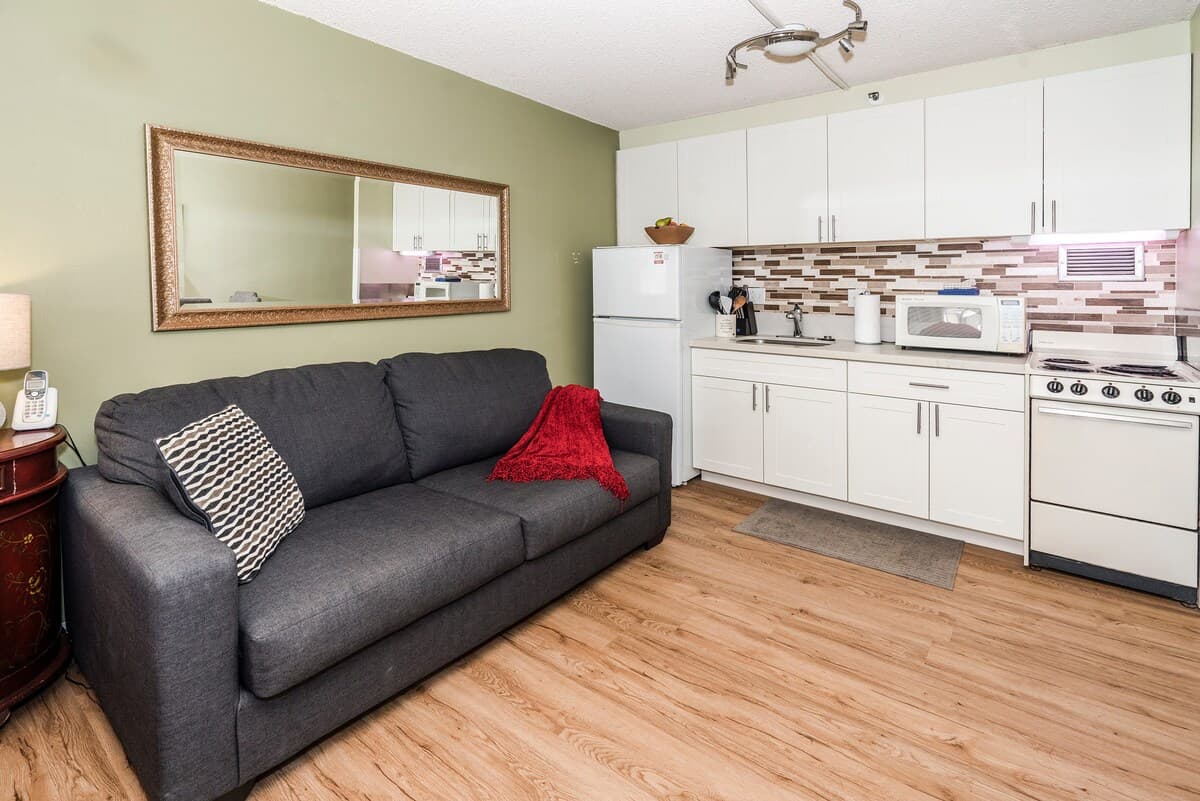 Condo in Honolulu · ★4.56 · Studio · 2 beds · 1 private bath - Photo 3