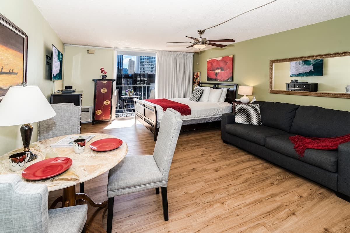 Condo in Honolulu · ★4.56 · Studio · 2 beds · 1 private bath - Photo 2