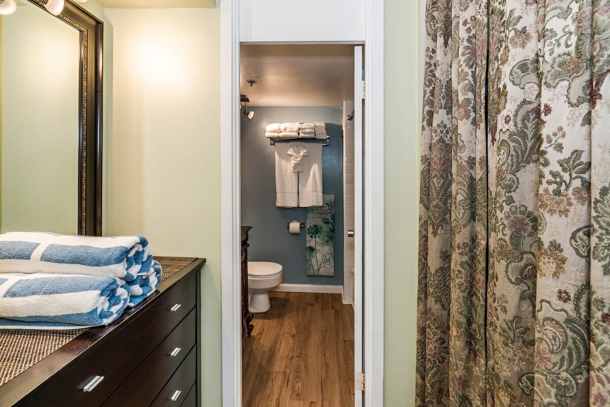 Condo in Honolulu · ★4.56 · Studio · 2 beds · 1 private bath - Photo 5