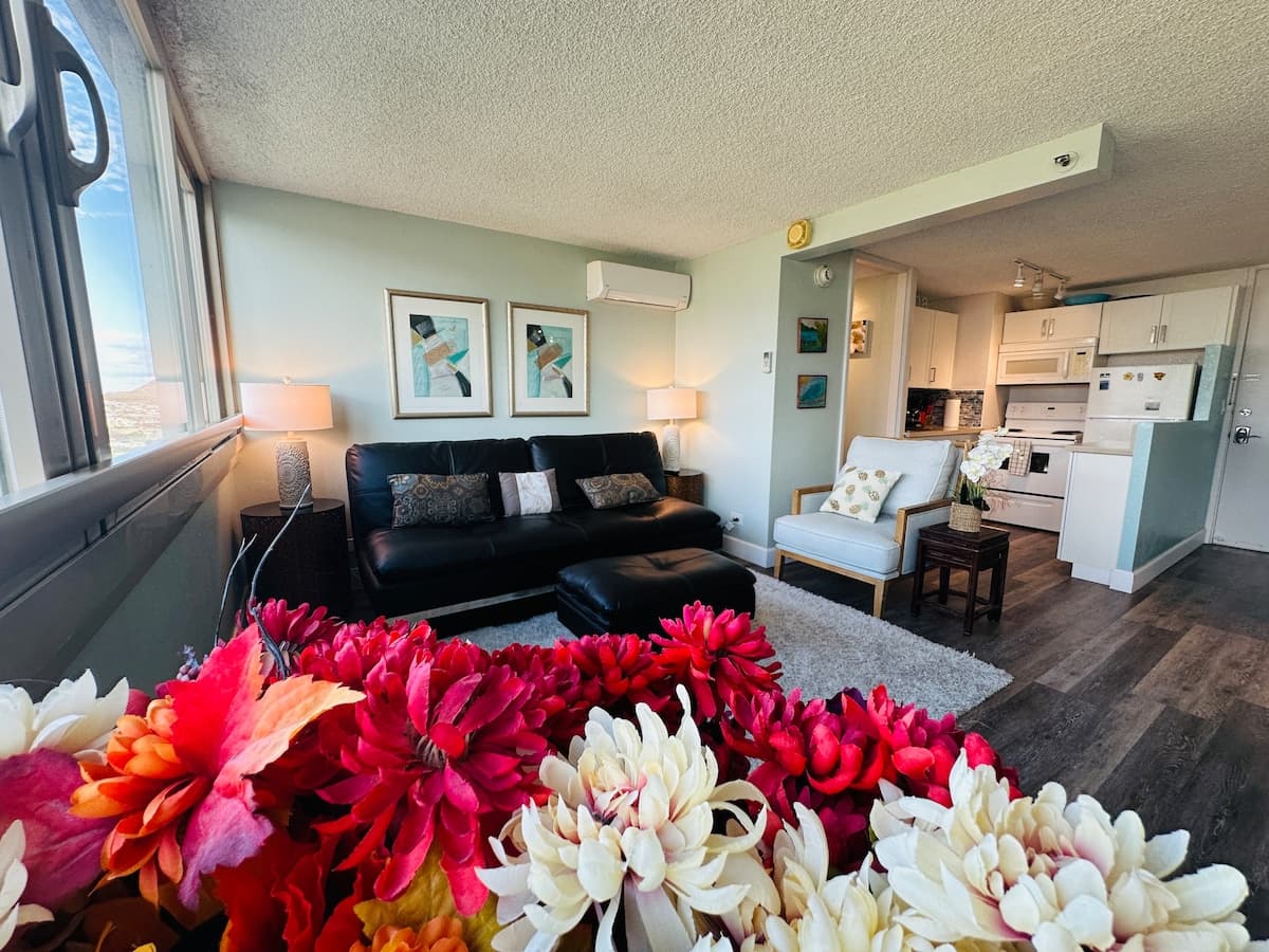 Condo in Honolulu · ★4.94 · 1 bedroom · 2 beds · 1 private bath - Photo 1