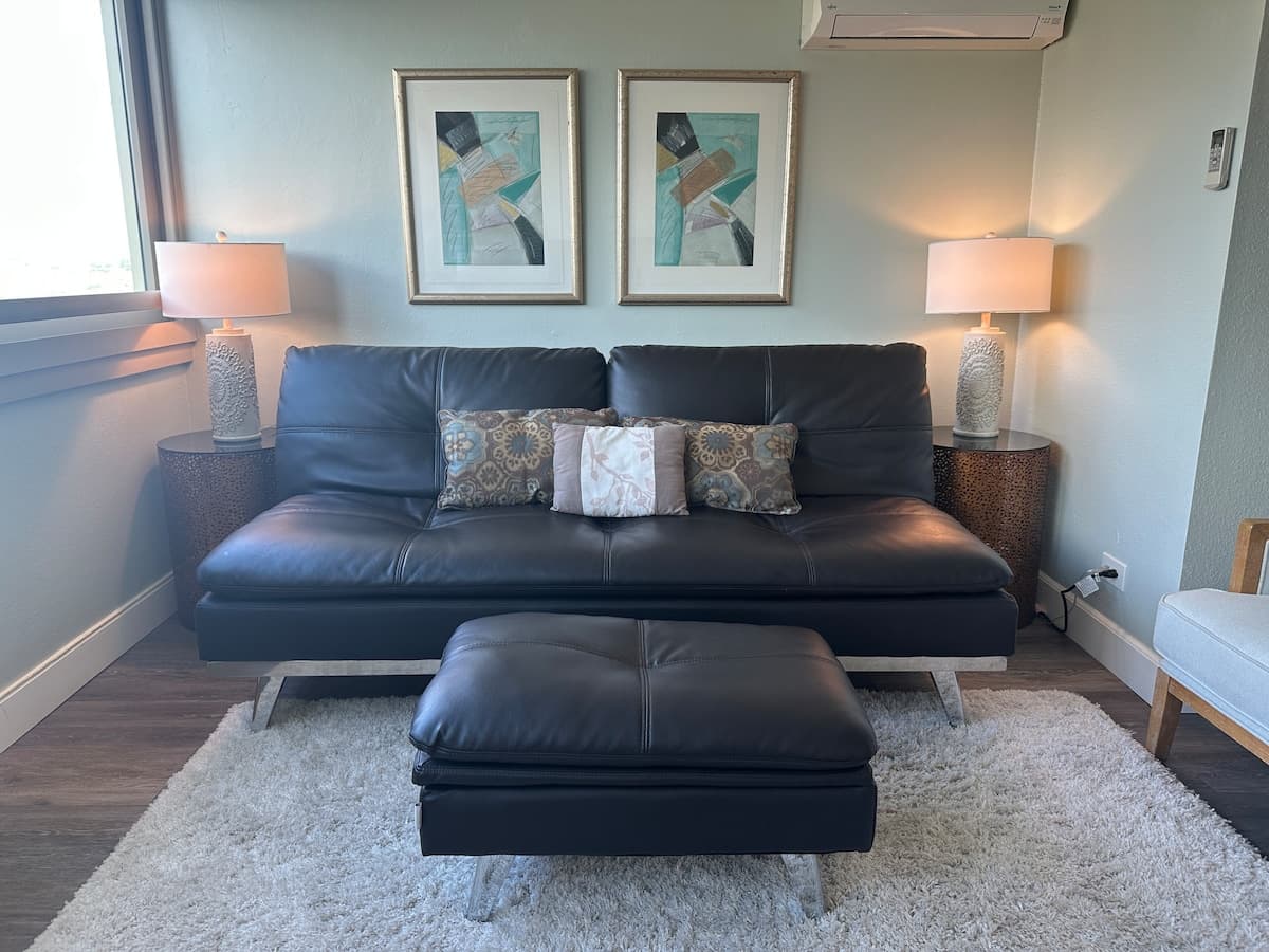 Condo in Honolulu · ★4.94 · 1 bedroom · 2 beds · 1 private bath - Photo 2