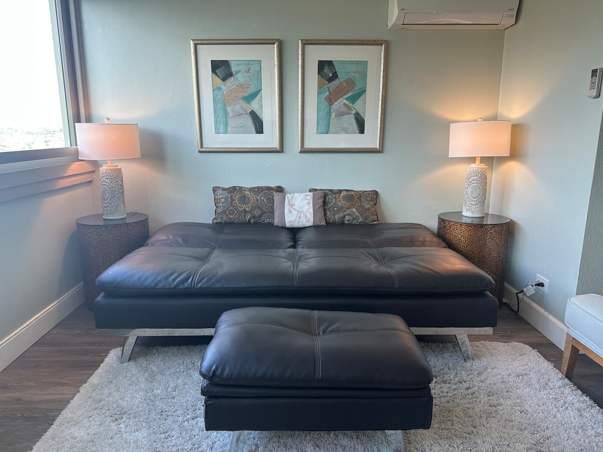 Condo in Honolulu · ★4.94 · 1 bedroom · 2 beds · 1 private bath - Photo 5