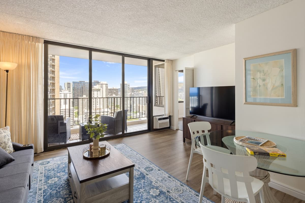 Condo in Honolulu · ★4.73 · 1 bedroom · 1 bed · 1 private bath - Photo 4