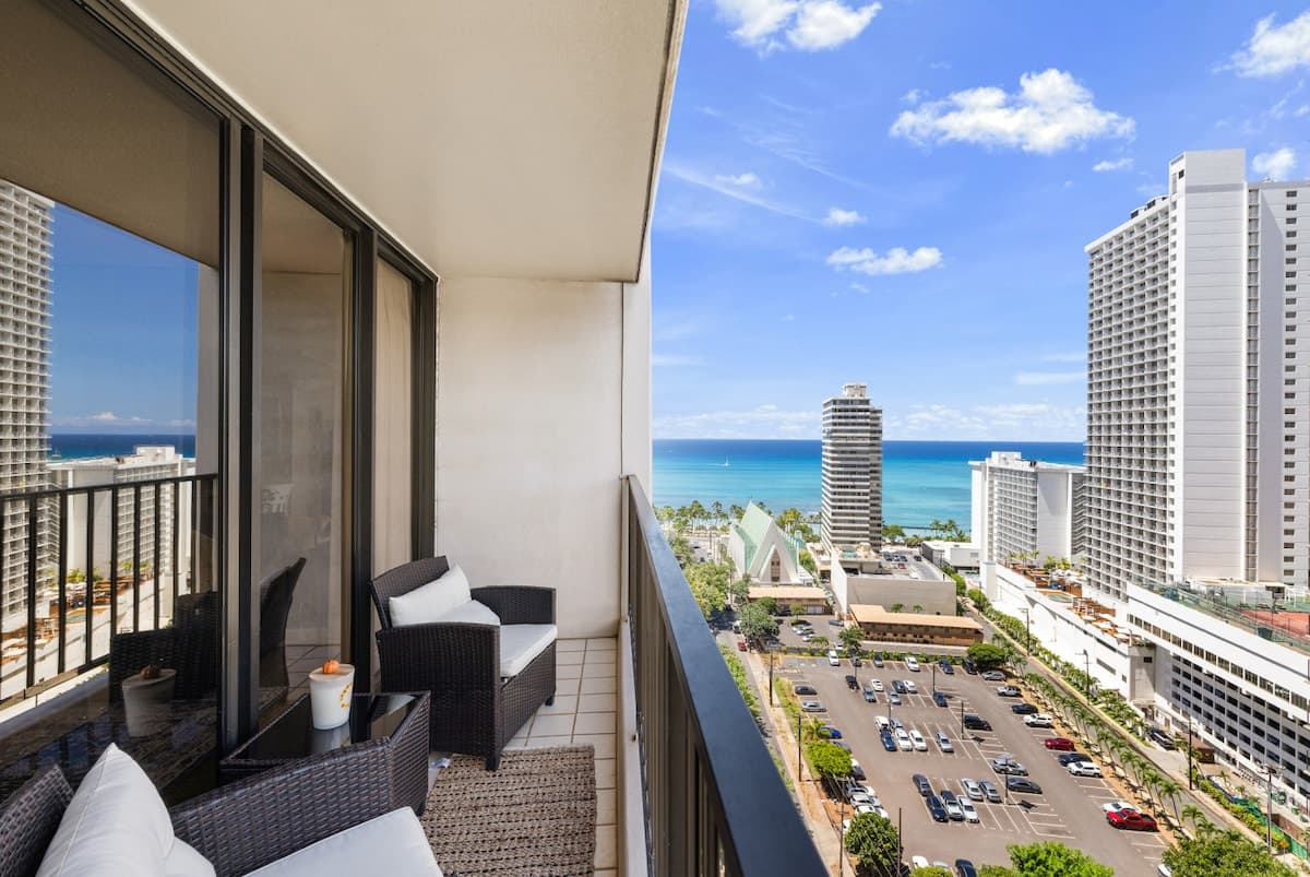 Condo in Honolulu · ★4.73 · 1 bedroom · 1 bed · 1 private bath - Photo 2