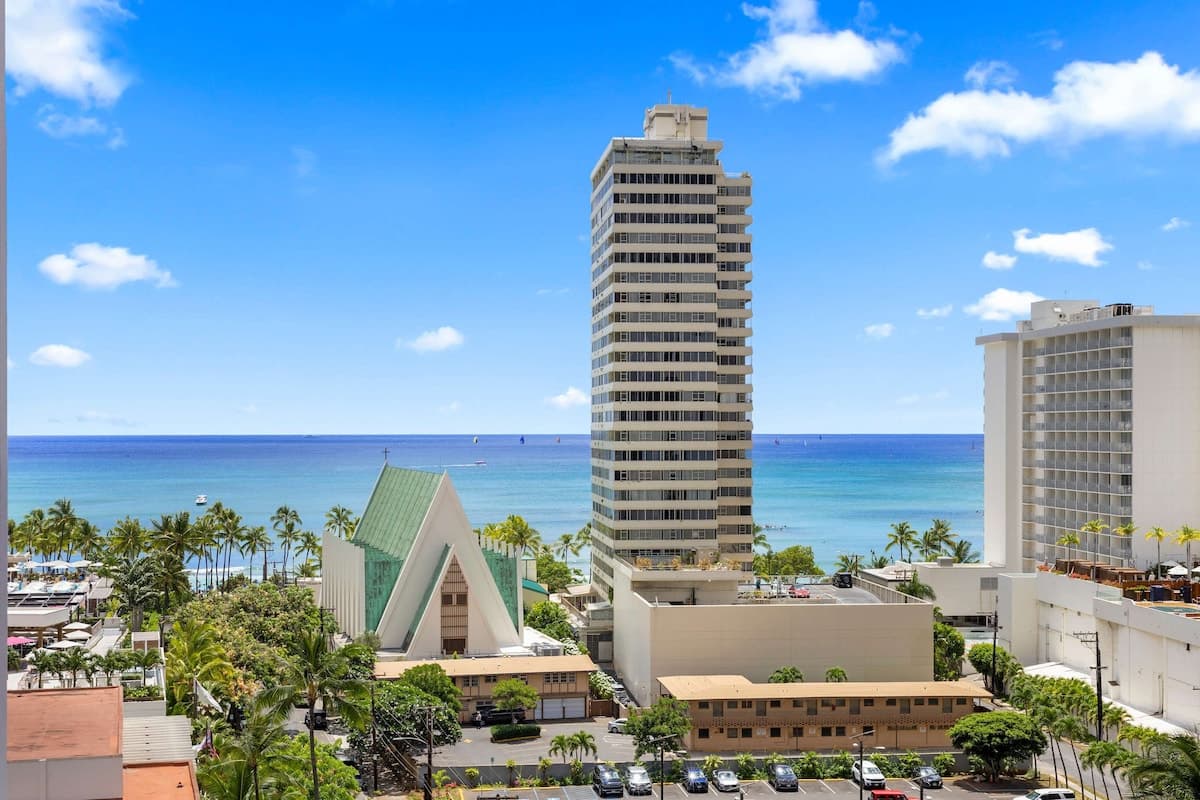 Waikiki Banyan 1BR – Newly Renovated + Parking - Photo 5